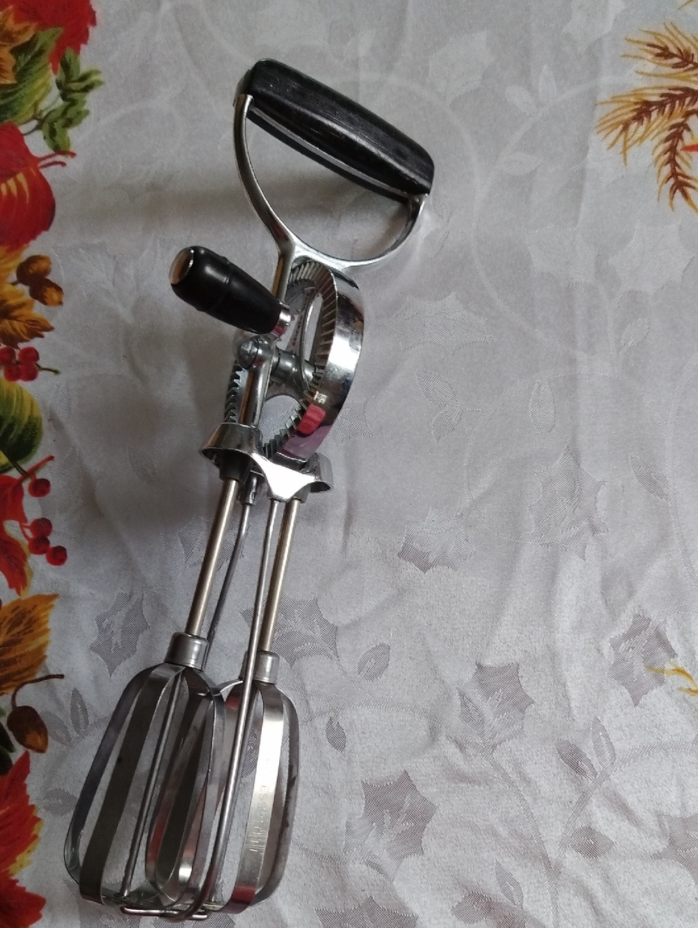 vintage Ekco Best stainless steel hand-crank egg beater featuring black handles